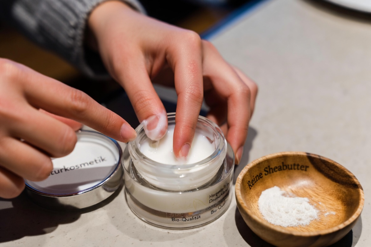 Wie man eine einfache selbstgemachte Feuchtigkeitscreme mit Vaseline für weichere Haut herstellt