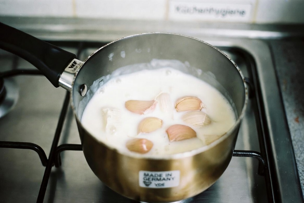 Haben Sie schon einmal versucht, Knoblauch in Milch zu kochen? Diese einfache Gewohnheit könnte Sie überraschen