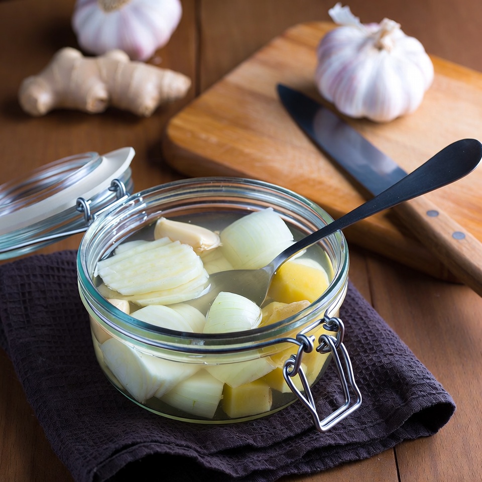 Nimm eine große Zwiebel, Knoblauch und Ingwer. Schneide sie in Stücke und gib sie in einen luftdichten Behälter, dann sieh, was passiert.