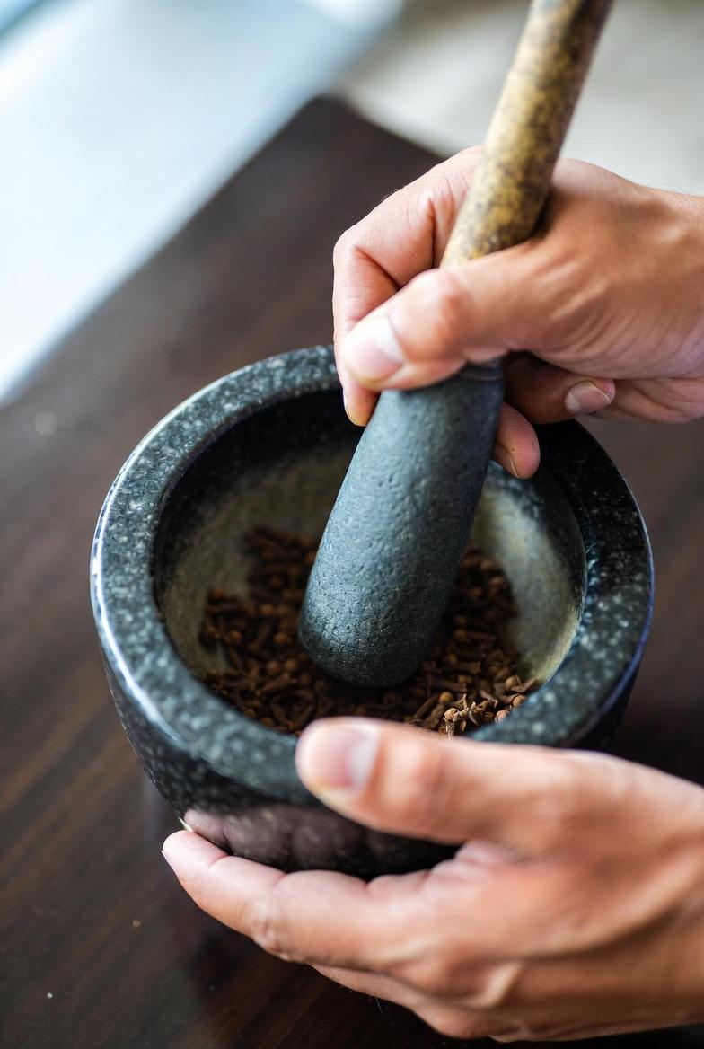 Natürliche Hautpflege-Ideen: Wie man Nelken und Kokosöl verwendet, um ein gesundes Hautbild zu unterstützen