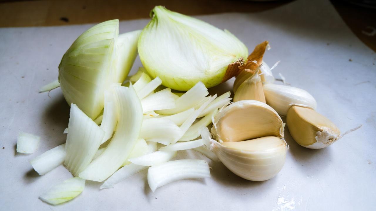 Können Zwiebeln und Knoblauch die Gesundheit und das Wohlbefinden der Venen unterstützen? Erkundung der potenziellen Vorteile