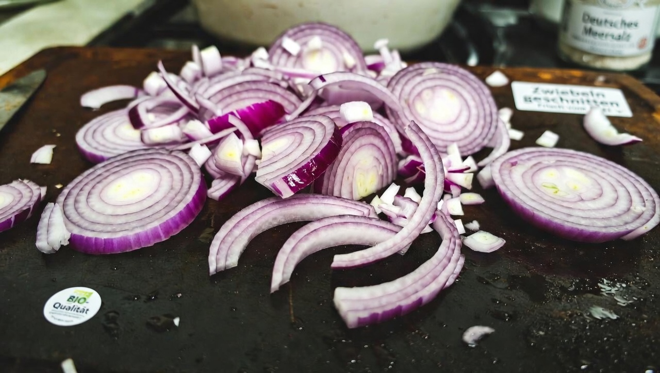 Kann Rotzwiebeltee wirklich zu einem gesunden Blutzuckerspiegel beitragen? Was die Wissenschaft tatsächlich zeigt