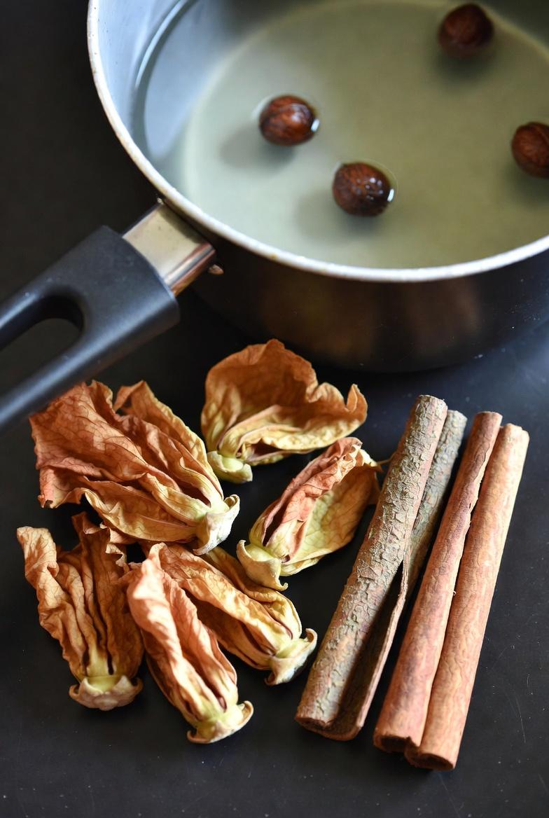 Entdecken Sie die überraschenden Gesundheitsvorteile von Hibiskustee mit Zimt und Nelken