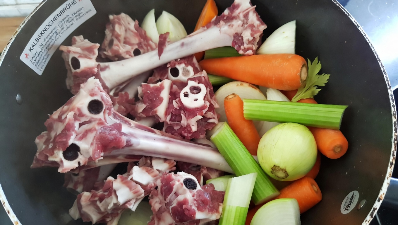 Ist Knochenbrühe eine natürliche Möglichkeit, das Wohlbefinden der Gelenke im Alter zu unterstützen?