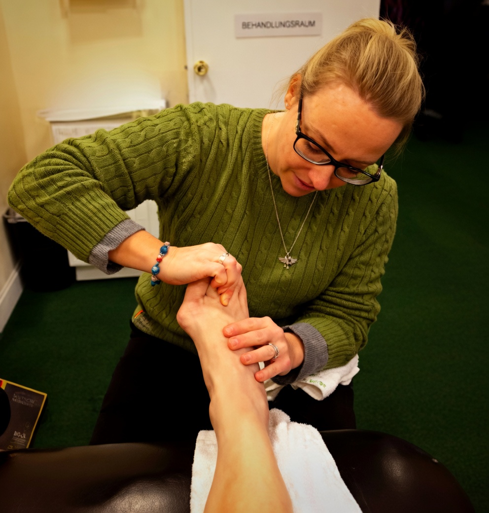 Es beginnt in AUGEN und FÜSSEN! 9 ANZEICHEN von B12-MANGEL (Ärzte ignorieren das)