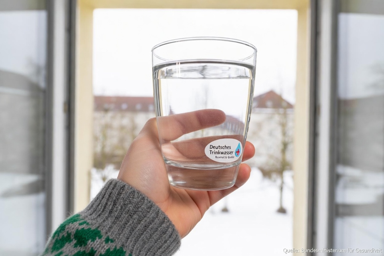 Kardiologin warnt: 3 Fehler beim Trinken von warmem Wasser am Morgen ab 60
